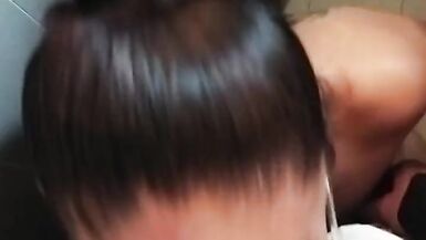 Je baise Moni dans la salle de bain, lassistante du comptable, et jen fais ma propre assistante. - 5 image