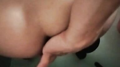 Je baise Moni dans la salle de bain, lassistante du comptable, et jen fais ma propre assistante. - 6 image