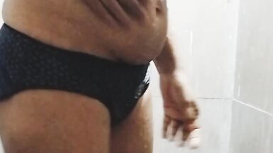 Hintli Sıcak Deshi Bhabhi banyo yapıyor - 2 image