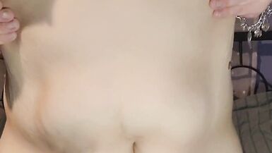 Une grosse fille sexy joue avec sa chatte rasée et mouillée dans une robe et des collants transparents. - 12 image