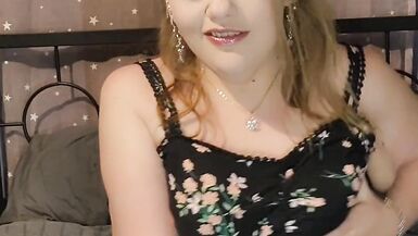 Une grosse fille sexy joue avec sa chatte rasée et mouillée dans une robe et des collants transparents. - 3 image