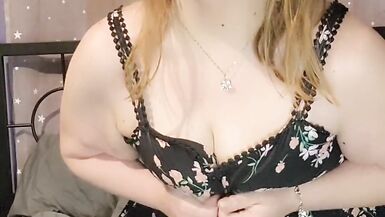 Une grosse fille sexy joue avec sa chatte rasée et mouillée dans une robe et des collants transparents. - 4 image