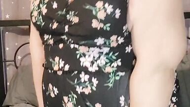 Une grosse fille sexy joue avec sa chatte rasée et mouillée dans une robe et des collants transparents. - 5 image