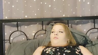 Une grosse fille sexy joue avec sa chatte rasée et mouillée dans une robe et des collants transparents. - 7 image