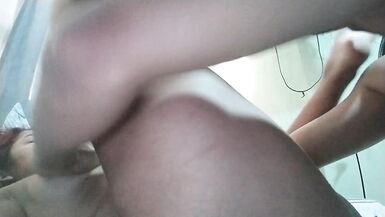 mon voisin est arrivé en avance de lécole, sa mère nest pas à la maison ni mon cocu, on baise et mon cocu a failli nous surprendre