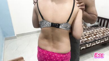 Quand la tante sest mouillée, elle a enlevé ses vêtements et le neveu la prise par derrière.