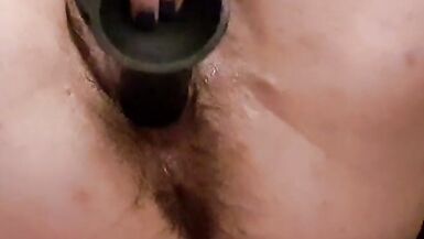 Rata de mulher a ficar molhada com um dildo preto - 11 image