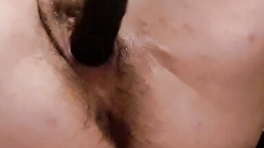 Rata de mulher a ficar molhada com um dildo preto - 14 image