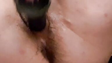 Rata de mulher a ficar molhada com um dildo preto - 15 image