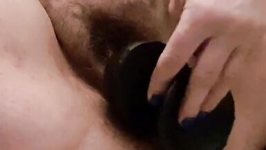 Rata de mulher a ficar molhada com um dildo preto - 3 image
