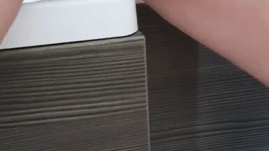 Sexy MILF che si diverte in bagno - 6 image