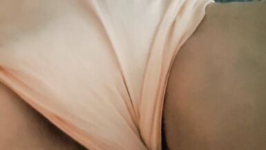 Mature milf crèmes délicatement ses pieds - 5 image