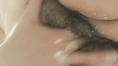 La femme mûre senvoie en lair avec les doigts