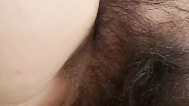 Mammy neckt sie, indem sie ihre Muschi und Titten berührt - 1 image
