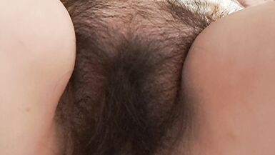 Mammy laguiche en lui touchant la chatte et les seins.