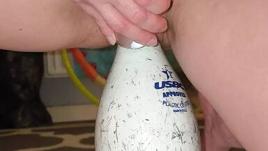 Bowling pin fucked for squirting - 1 image