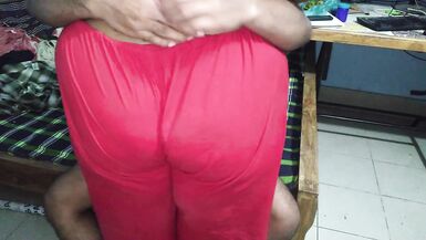 Ma copine maman suce ma grosse bite pendant que Im pisse dans la salle de bain puis Hughes lui pisse dans le gros cul - Sexe anal