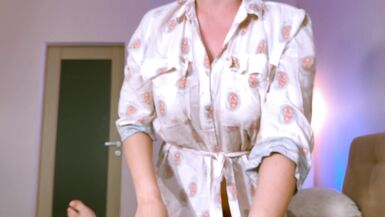 Elle a réveillé son petit ami et la baisé avec sa bouche.