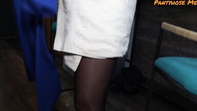 Jolie Martha mature baise un pizzaiolo en collants noirs - 2 image