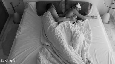 Couple marié, sexe au réveil, doigté et éjaculation dans la bouche de la femme - 2 image