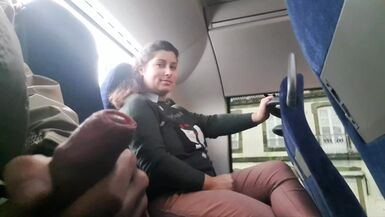 Voyeur seduz Milf para chupar e masturbar a sua pila no autocarro - 1 image