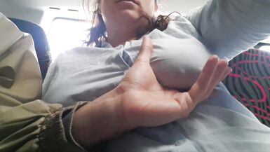 Voyeur seduz Milf para chupar e masturbar a sua pila no autocarro - 12 image