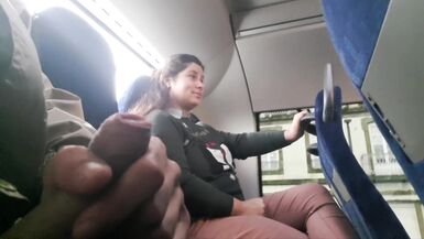 Voyeur seduz Milf para chupar e masturbar a sua pila no autocarro - 2 image