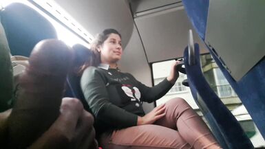 Voyeur seduz Milf para chupar e masturbar a sua pila no autocarro - 3 image