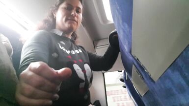 Voyeur seduz Milf para chupar e masturbar a sua pila no autocarro - 5 image