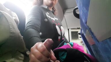Voyeur seduz Milf para chupar e masturbar a sua pila no autocarro - 6 image