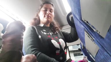 Voyeur seduz Milf para chupar e masturbar a sua pila no autocarro - 8 image