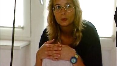 Milf mit riesem Busch fingert sich selbst - 2 image