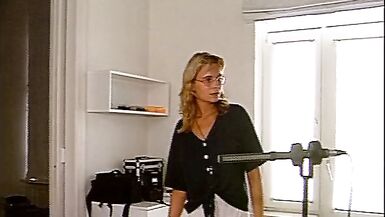 Milf mit riesem Busch fingert sich selbst - 3 image