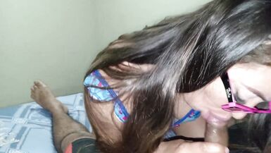 La belle-mère, fatiguée que son beau-père ne la baise pas, va dans la chambre de son beau-fils à la recherche de bites. - 2 image