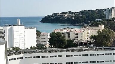 Les voisins de lhôtel regardent pendant que je baise ma femme sur le balcon de lhôtel à Majorque - 3 image