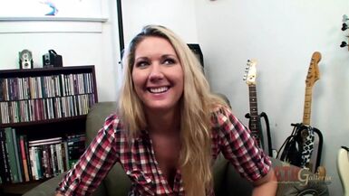 Une blonde chaude fait une gorge profonde à sa bite avant de la chevaucher