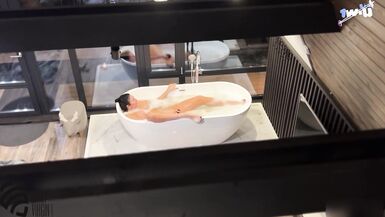 Жена изменяет мужу с его другом - 3 image