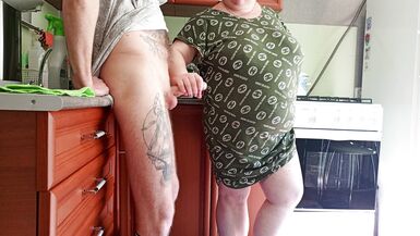 Les mains féminines font durcir ma bite et la font jouir