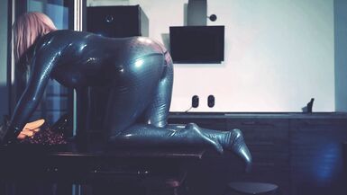 La MILF en latex aime séduire. Arya Grander