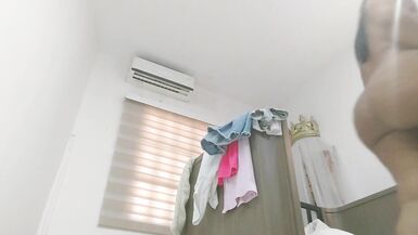 Pillando a mi madrastra culona cambiándose de ropa - 10 image