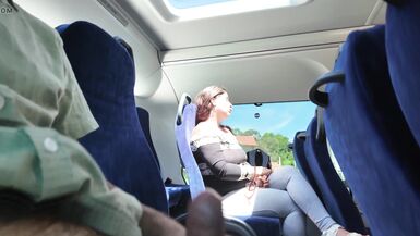 Exhibitionist verführt MILF zum Saugen und Wichsen seines Schwanzes im Bus, bis er abspritzt - 15 image