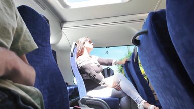 Exhibitionist verführt MILF zum Saugen und Wichsen seines Schwanzes im Bus, bis er abspritzt - 2 image