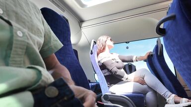Exhibitionist verführt MILF zum Saugen und Wichsen seines Schwanzes im Bus, bis er abspritzt - 3 image