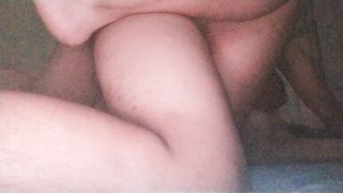 Jétais seule à la maison et jai invité le beau-fils inexpérimenté de ma voisine et je lai baisé en cowgirl inversé alors quil me dominait. - 15 image