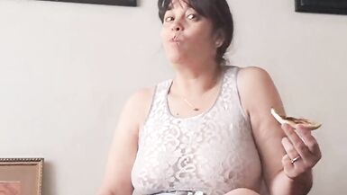 a madrasta a seduzir um homem inexperiente como uma prostituta - 3 image