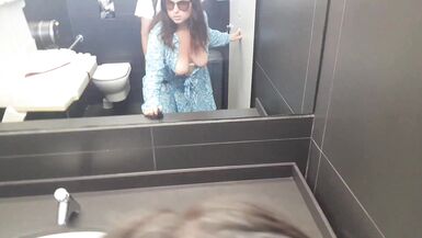 La belle-mère a été baisée dans les toilettes du centre commercial
