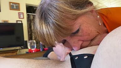 Granny Velmas Mystery Cock Sucking Adventure (Aventure de succion de bite mystérieuse de Granny Velmas)