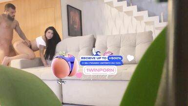 Une caméra cachée enregistre la trahison dun mari sur le canapé à la maison, lamant la enregistrée et la envoyée à sa femme - 4 image