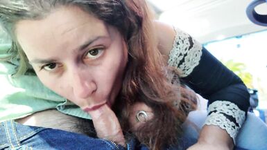 Exhibitionist verführt MILF zum Saugen und Wichsen seines Schwanzes im Bus, bis er abspritzt - 13 image