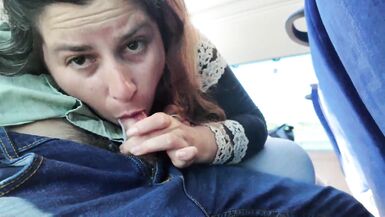 Exhibitionist verführt MILF zum Saugen und Wichsen seines Schwanzes im Bus, bis er abspritzt - 14 image